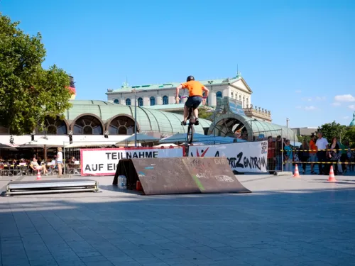 Ein BMX-Fahrer auf dem Kröpcke-Platz